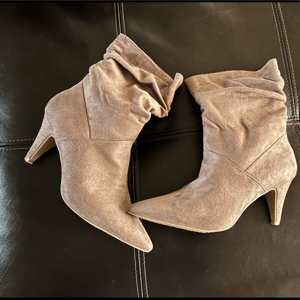 Rouge tan suede ankle boots!